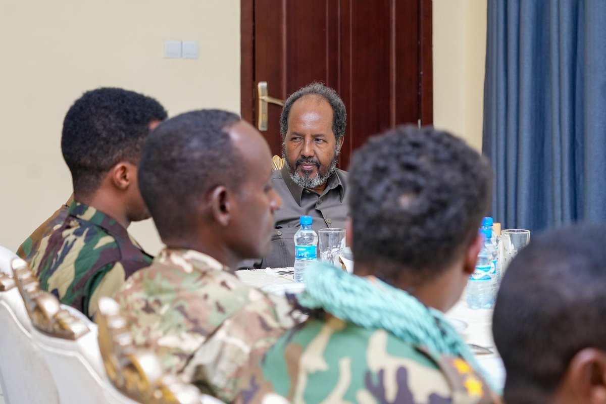 The President of Somalia likened the war against al-Shabaab to the “war of independence” in which Somali people fought to attain their independence from colonialists. @HassanSMohamud was speaking to the military commanders in his war room in the town of Dhusamareb as he remobilises the troops to hold their lines and relaunch military offensive against the militants