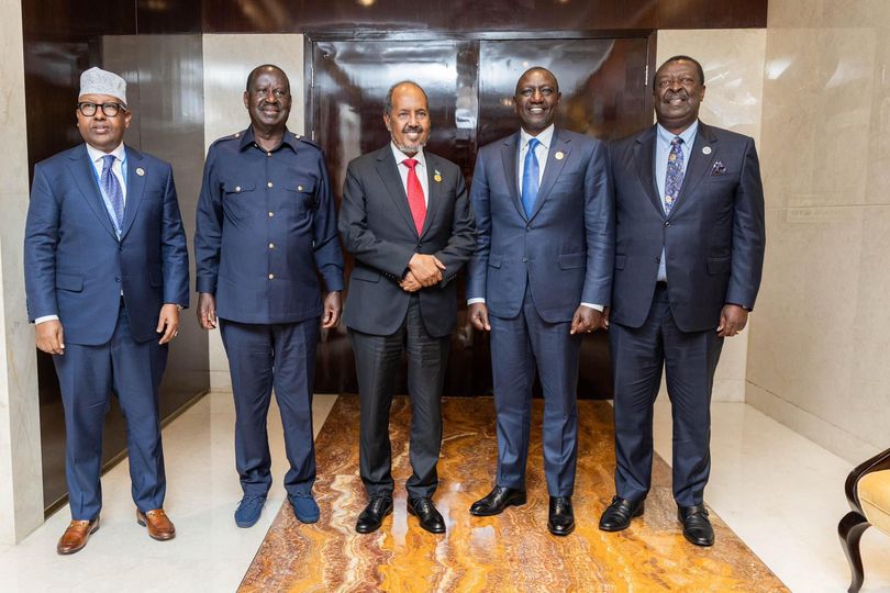 Somalia bestätigte seine Unterstützung für Raila Odinga, den kenianischen Kandidaten für den Vorsitz der Kommission der Afrikanischen Union (AUC), während eines Treffens zwischen dem somalischen Präsidenten Hassan Sheikh Mohamud und dem kenianischen Präsidenten William Ruto in Peking, China. Diese Unterstützung war Teil umfassenderer Diskussionen und diplomatischer Verpflichtungen beim China-Afrika-Gipfel und unterstreicht die regionale Unterstützung für Odingas Kandidatur vor den für Februar 2025 geplanten Wahlen zur AUC.