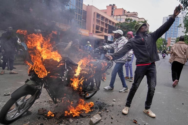 Des affrontements font 11 blessés alors que les Kenyans protestent contre la mort d'un blogueur en garde à vue