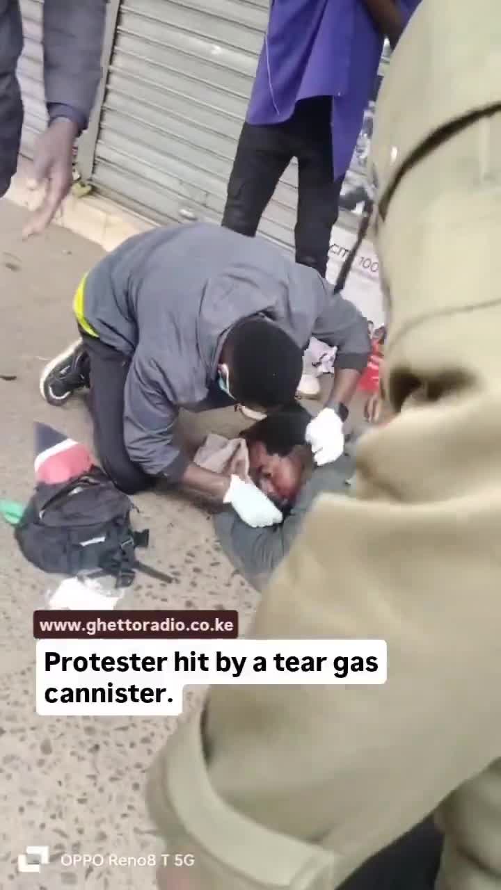 Einer der Demonstranten in Nairobi Moi Avenue CBD wurde von einer Tränengasgranate am Kopf getroffen