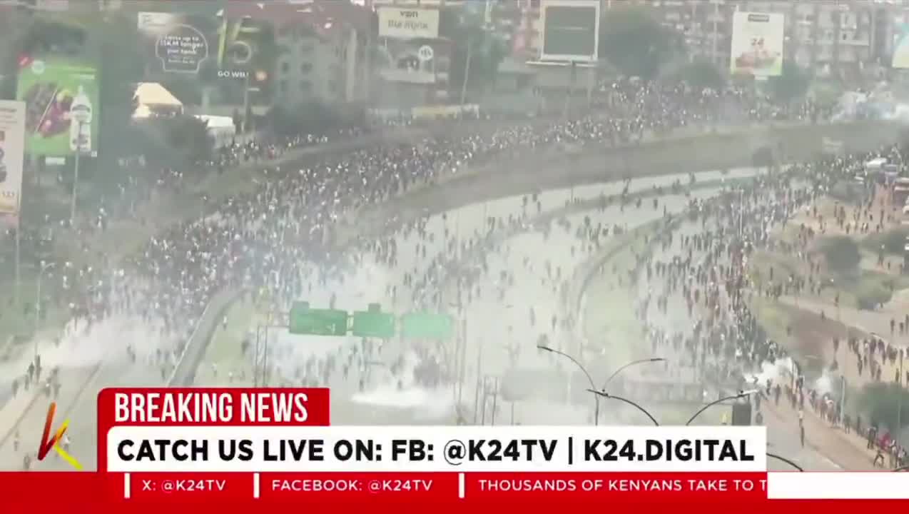 Riesige Menge von Demonstranten an der Thika Road